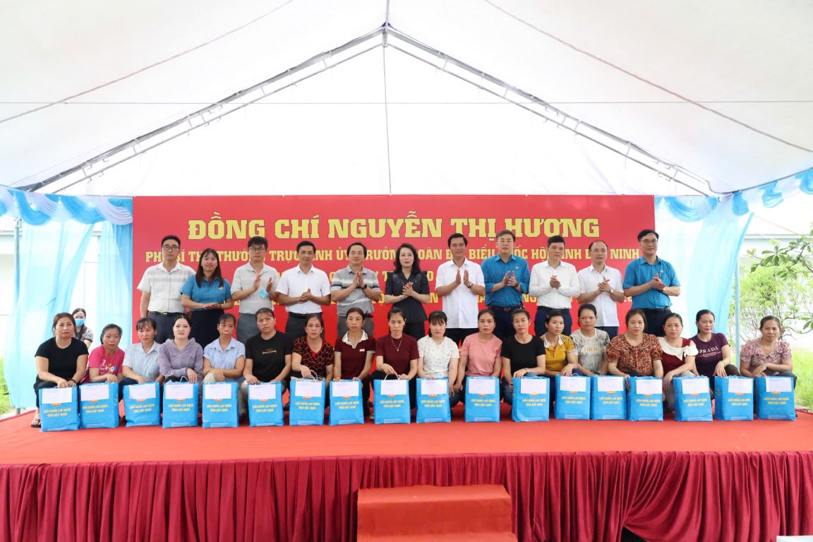 Les dirigeants du Comité provincial du Parti, du Comité populaire et de la Fédération du travail de la province de Bắc Ninh offrent des cadeaux aux travailleurs. Photo: Quyết Chiến
