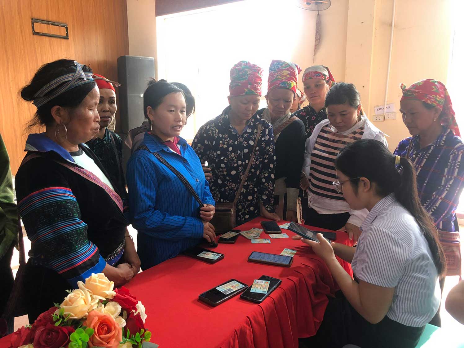 Cán bộ VNPT, Viettel hướng dẫn người dân xác thực thuê bao và sử dụng dịch vụ số an toàn.