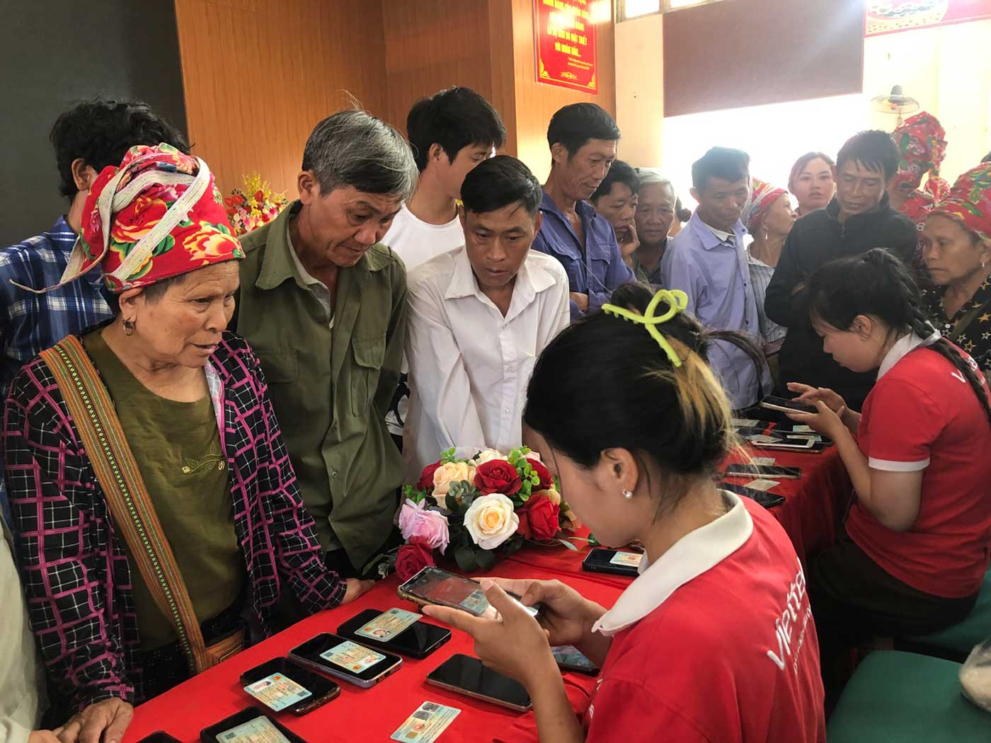 Đông đảo người dân xã Bản Xèo tham gia chương trình hỗ trợ đăng ký SIM chính chủ ngày 7.5. Ảnh: Xã Bản Xèo