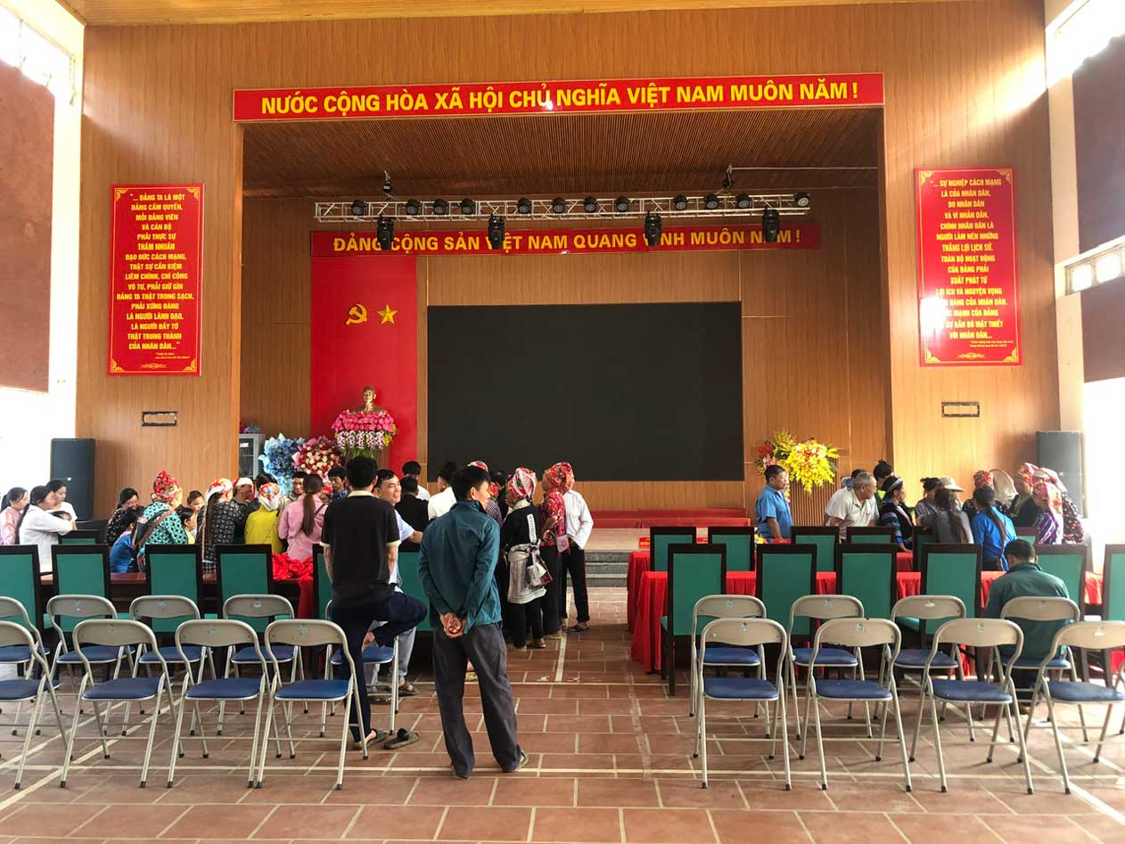 Quang cảnh chương trình hỗ trợ người dân xã Bản Xèo đăng ký, cập nhật thông tin SIM chính chủ.