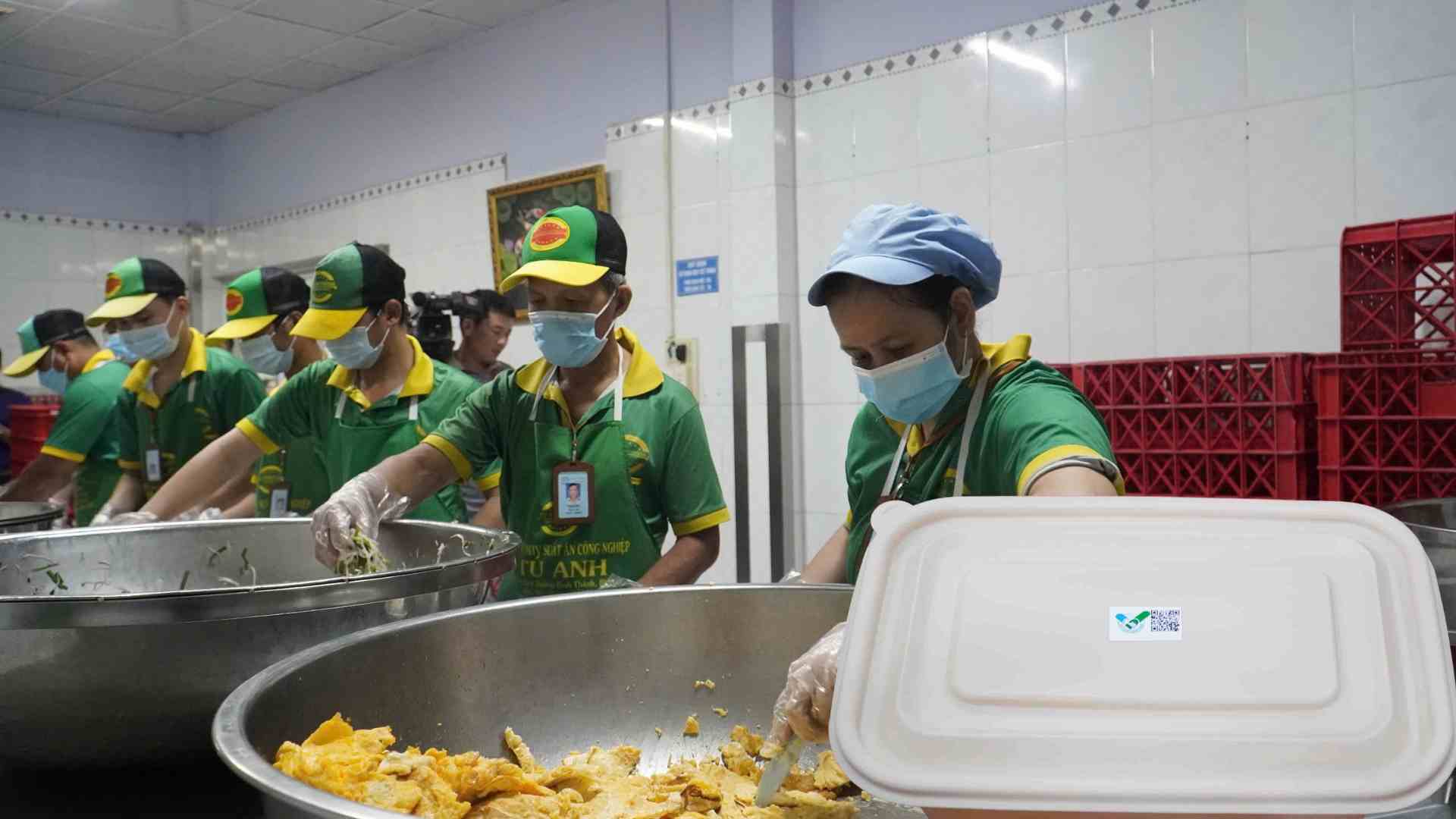 Ho Chi Minh City puts "Responsibility Green Stick" into school kitchens, controlling food quality. Photo: Ngoc Le
