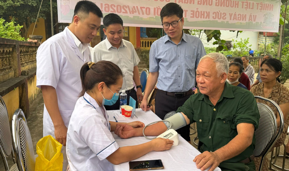 Người dân vùng cao mong chờ những đợt khám và tư vấn chăm sóc sức khỏe miễn phí. Ảnh: Lan Hanh 