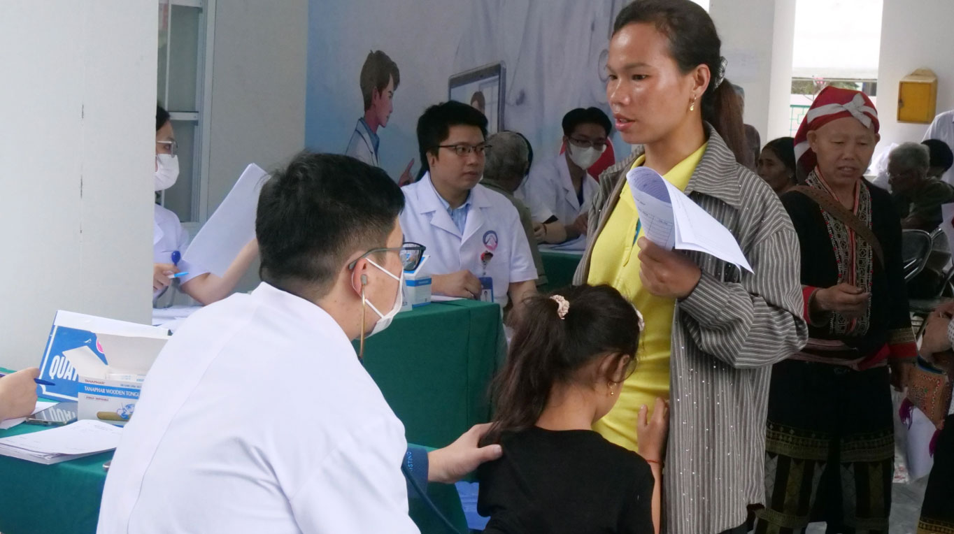 Bác sĩ Bệnh viện Sản - Nhi tỉnh Lào Cai khám bệnh cho người dân. Ảnh: Phương Thảo 