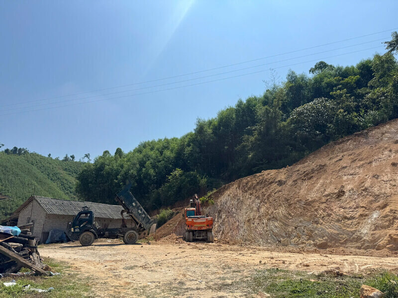 Hoạt động san gạt diễn ra rầm rộ. Ảnh: Khánh Linh