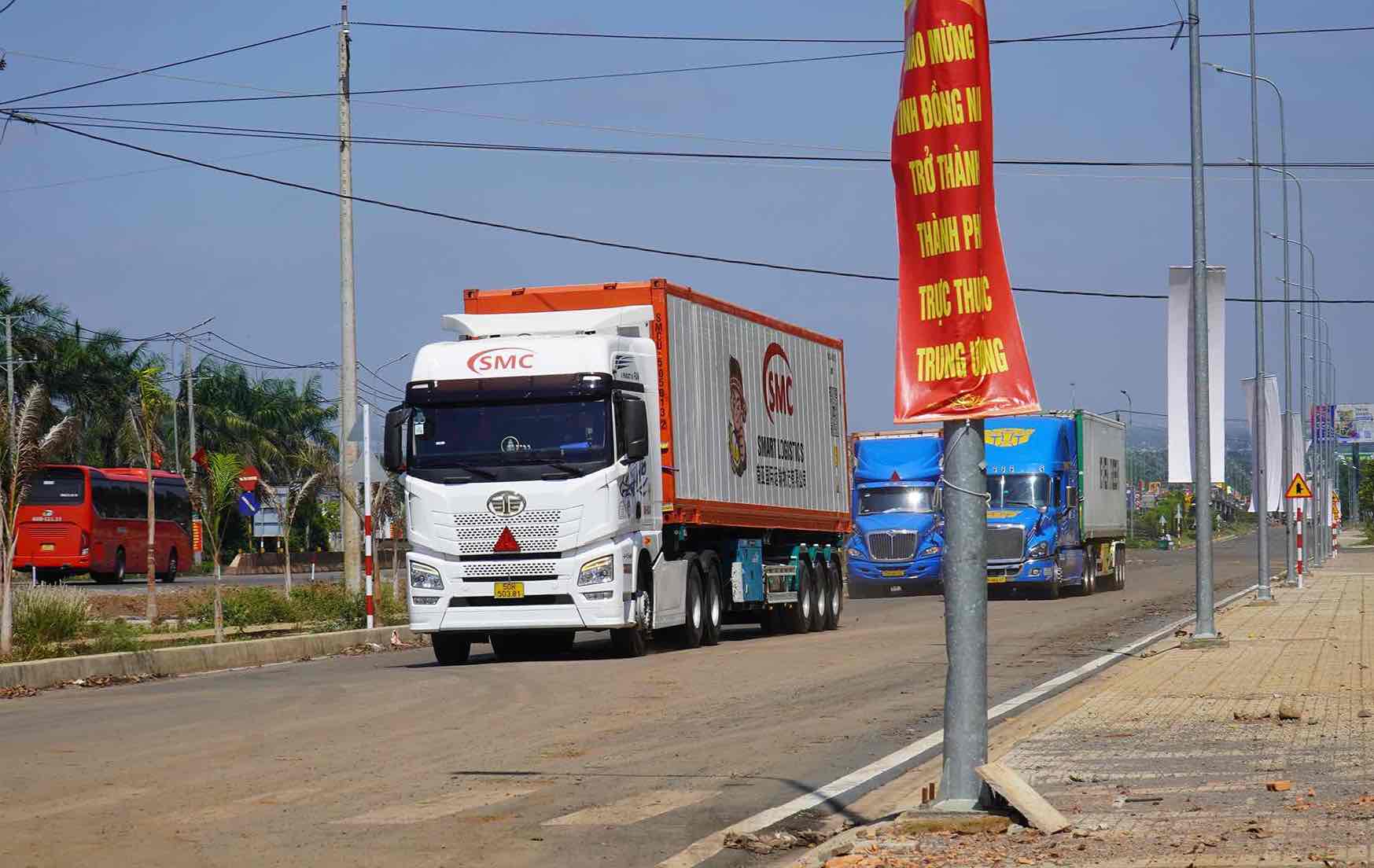 Xe container đang di chuyển vào các khu dân cư gần bến xe Dầu Giây. Ảnh: HAC