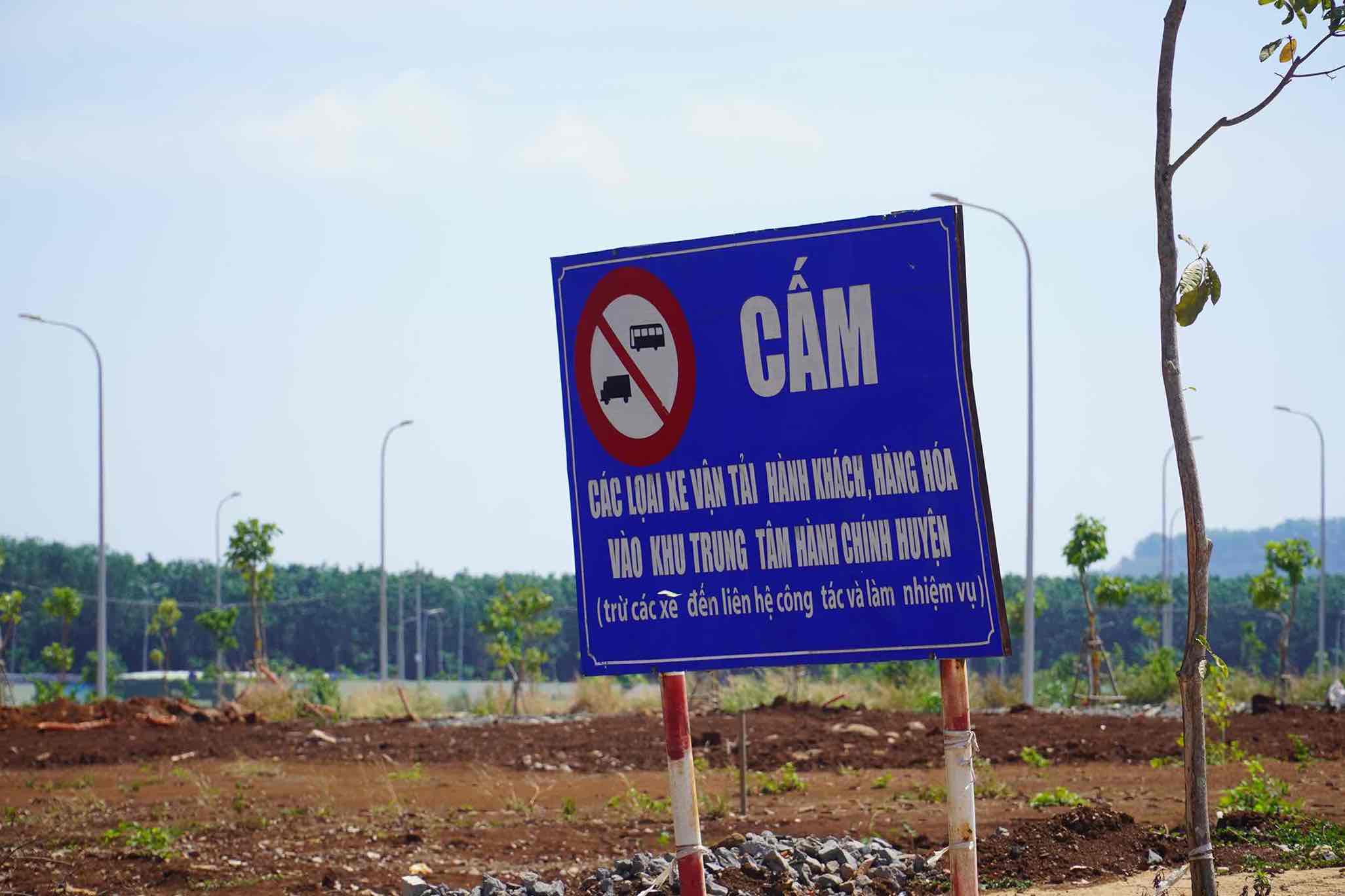 Biển cấm đặt trước khu vực trung tâm hành chính. Ảnh: HAC