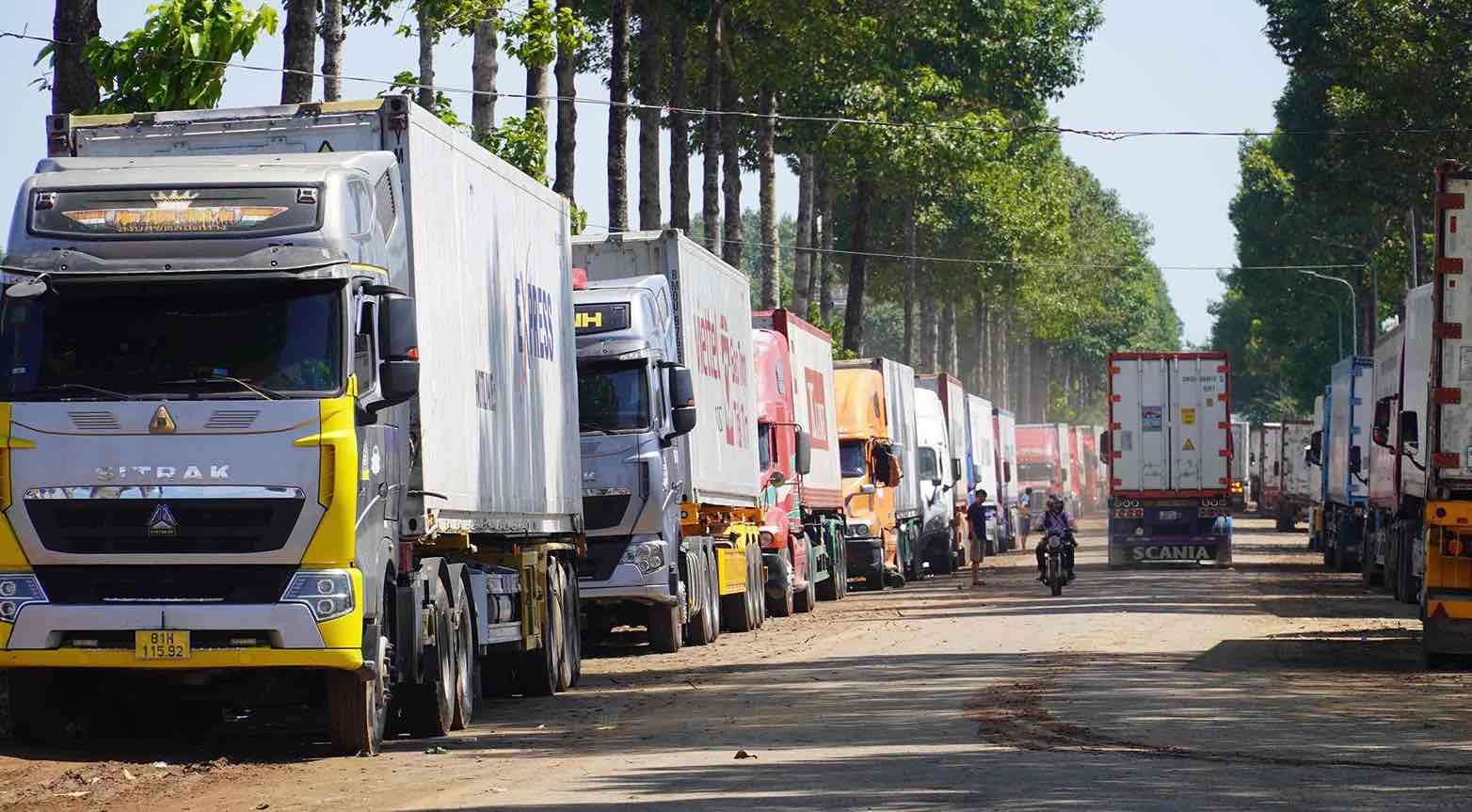 Xe container xếp hàng dài. Ảnh: HAC