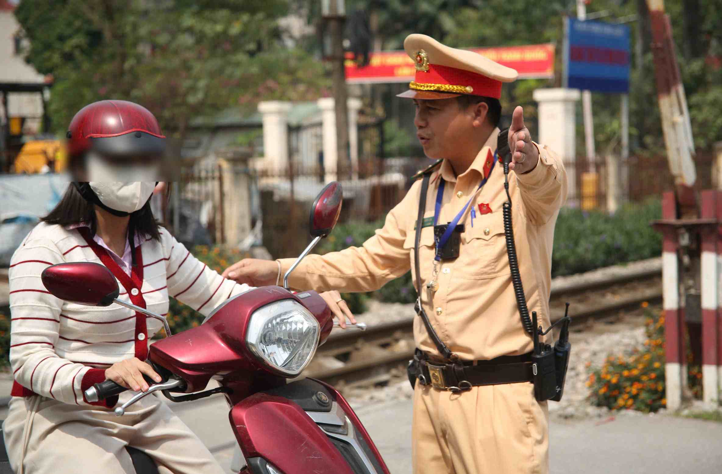 Traffic police will strengthen handling violations in the field of railway traffic. Photo: Tien Ngo