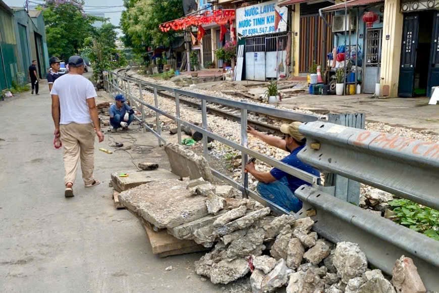 Nhiều lối mở có diện tích lớn được lực lượng chức năng rào chắn kiên cố. Ảnh: Tiến Ngô