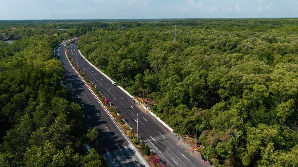 Dọc tuyến đường Rừng Sác, hệ thống máy móc chuyên dụng đang được tập trung cao độ phục vụ công tác khoan khảo sát địa chất tuyến Metro Bến Thành - Cần Giờ.