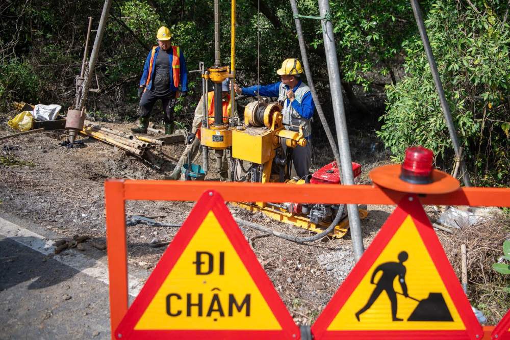 Khu vực đặt mũi khoan được rào chắn cẩn thận, trang bị biển báo nhằm đảm bảo an toàn lao động và không ảnh hưởng đến các phương tiện lưu thông trên đường Rừng Sác. Ảnh: Anh Tú