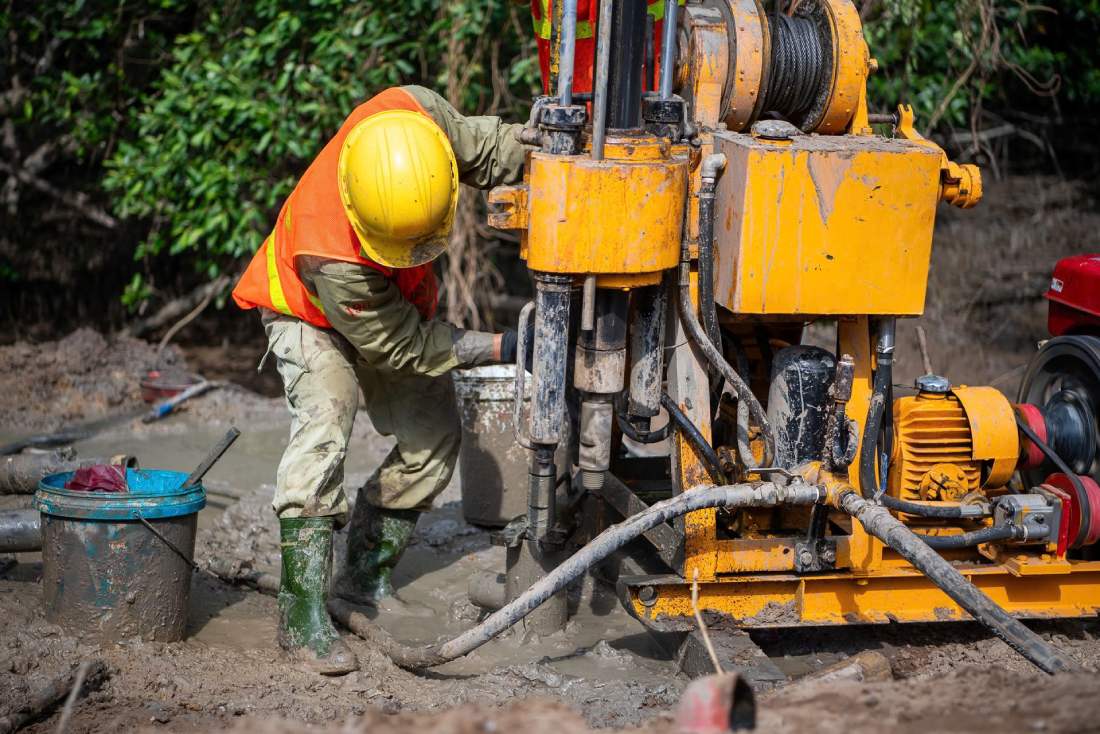 Đội ngũ kỹ sư và công nhân trực tiếp bám hiện trường, vận hành máy khoan liên tục để đảm bảo tiến độ thu thập số liệu thiết kế nền móng.