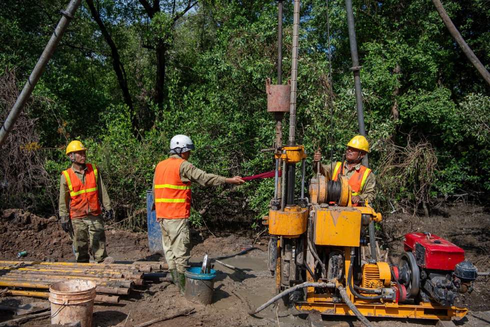 Theo yêu cầu kỹ thuật, các mũi khoan xuyên lòng đất phải đạt độ sâu lên tới 80m nhằm thu thập mẫu địa tầng chi tiết tại khu vực có nền đất yếu đặc thù. Ảnh: Thái Bảo 