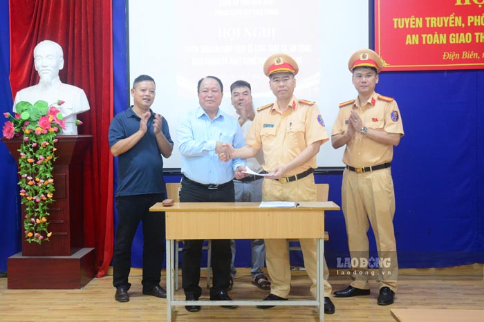 Representatives of the Dien Bien Provincial Automobile Transport Association, transport enterprises and drivers sign commitments to strictly comply with the provisions of law on traffic safety and order. Photo: Quang Dat