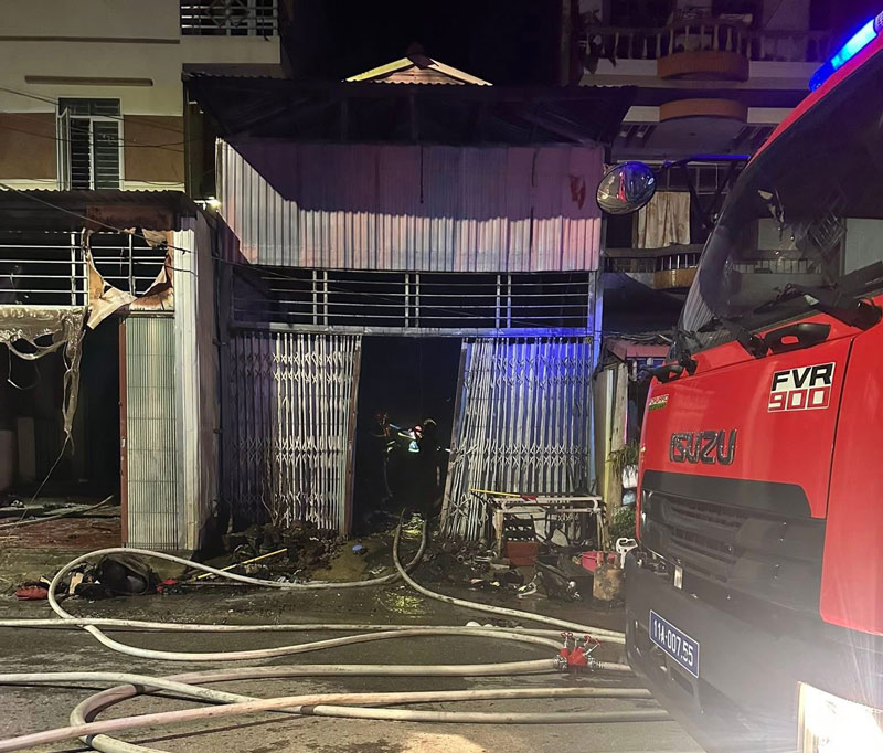 Xe chữa cháy cùng lực lượng chức năng tham gia dập lửa. Ảnh: Công an Cao Bằng