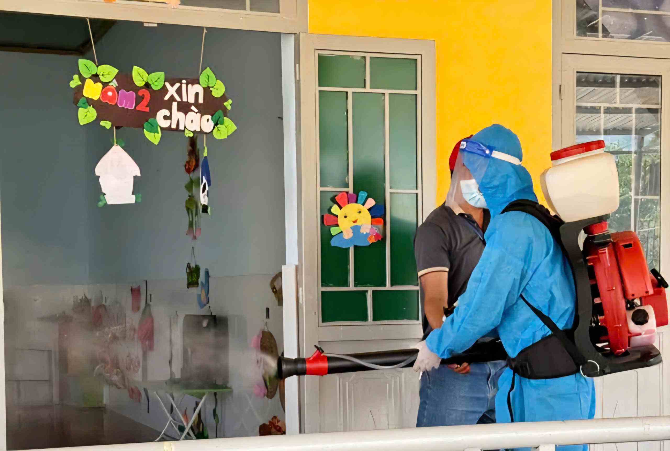 Health forces spray disinfectant to treat cold sores in Bac Gia Nghia ward. Photo: Nguyen Cao