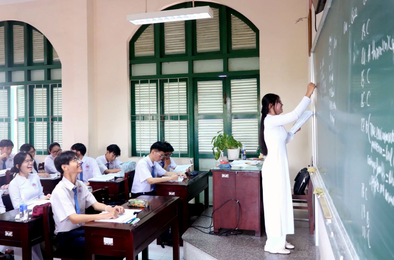 The atmosphere of urgent review at Nguyen Dinh Chieu High School, Dong Thap province, where candidates are focusing their efforts to equip themselves with solid knowledge. Photo: Thanh Mai