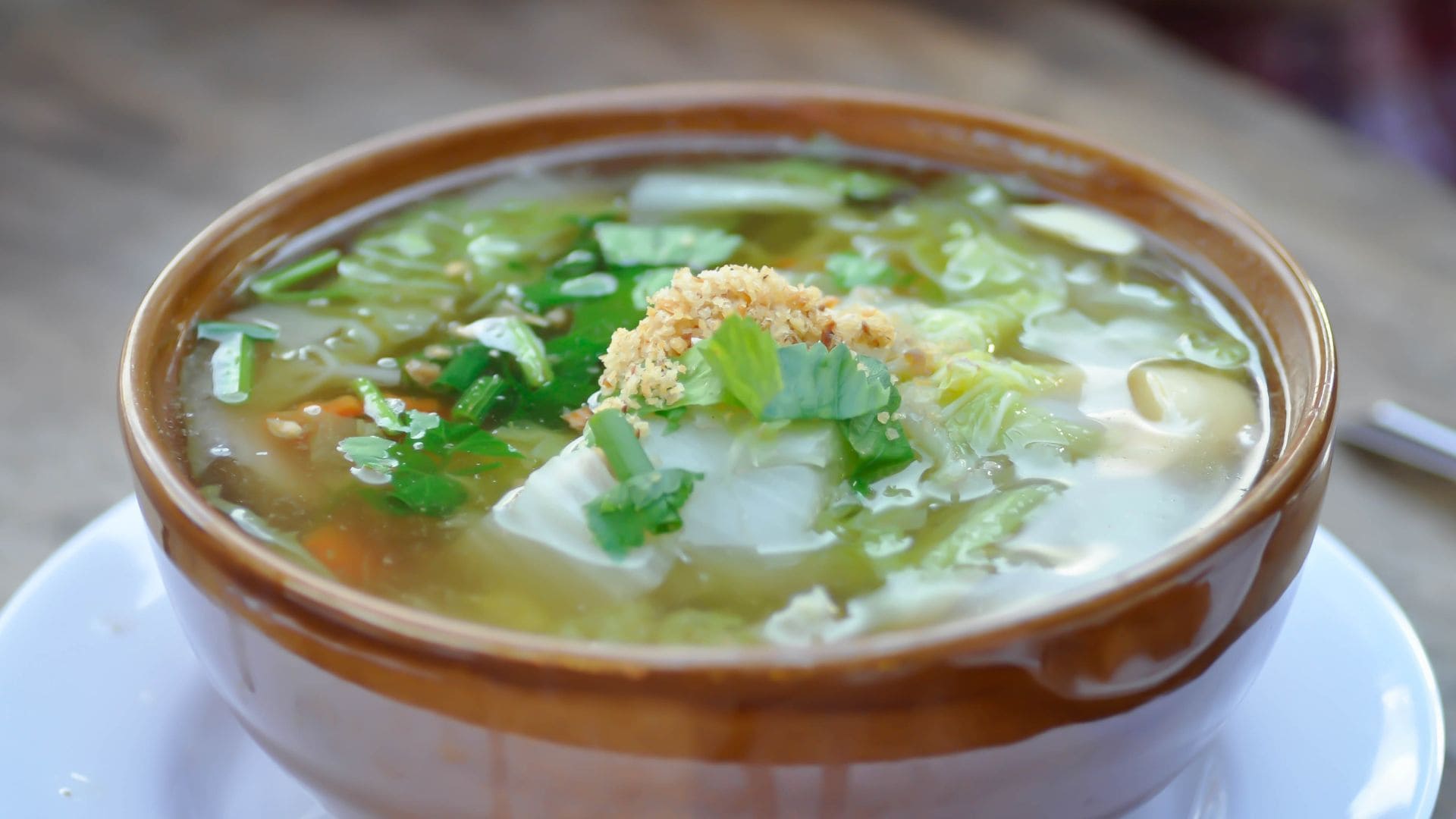 A bowl of celery, white radish and ginger soup helps cool down and lower uric acid in the summer. Photo: Canva
