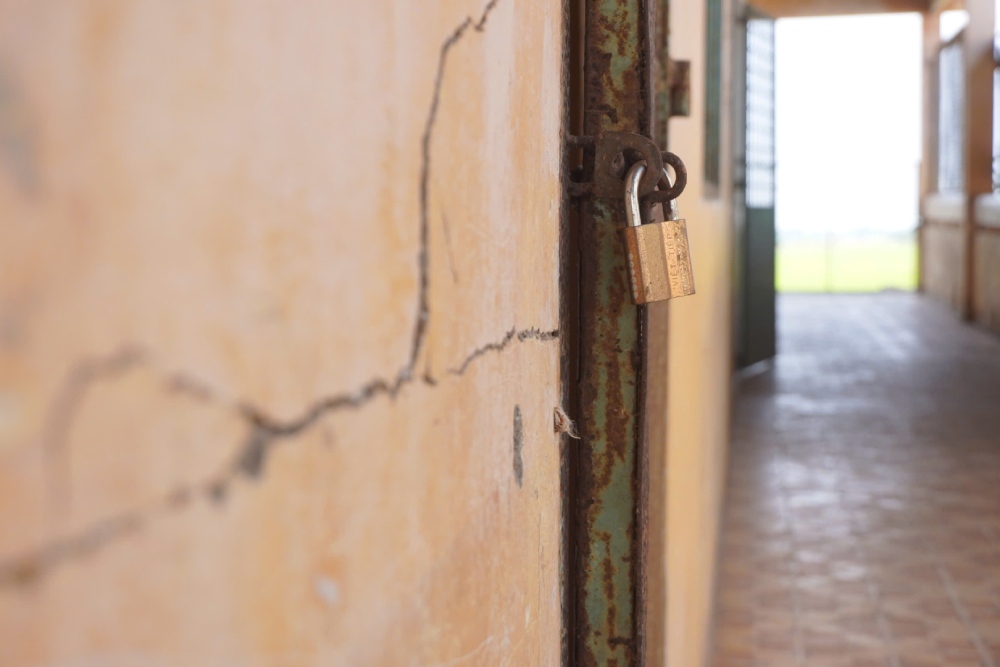 Damaged and seriously degraded classrooms at Phu Hoi Primary School B have been discontinued. Photo: Ta Quang