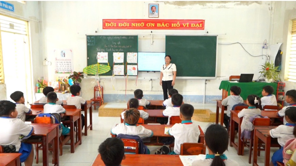 Cô trò trường Tiểu học B Phú Hội hăng say trong giờ học. Ảnh: Tạ Quang