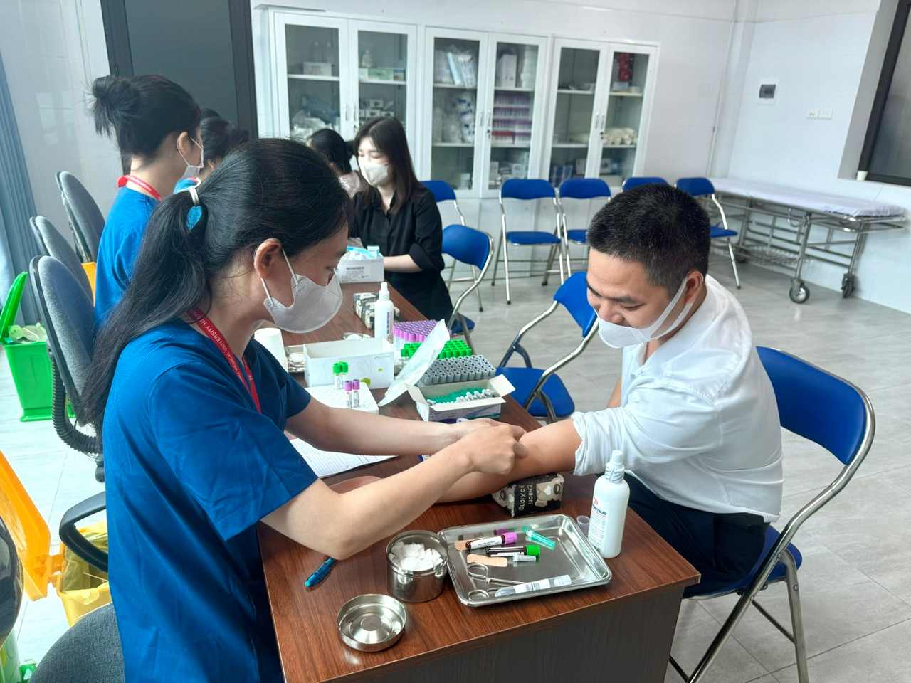 Người dân đến khám bệnh ngay trong ngày khai trương. Ảnh: Hà Lê