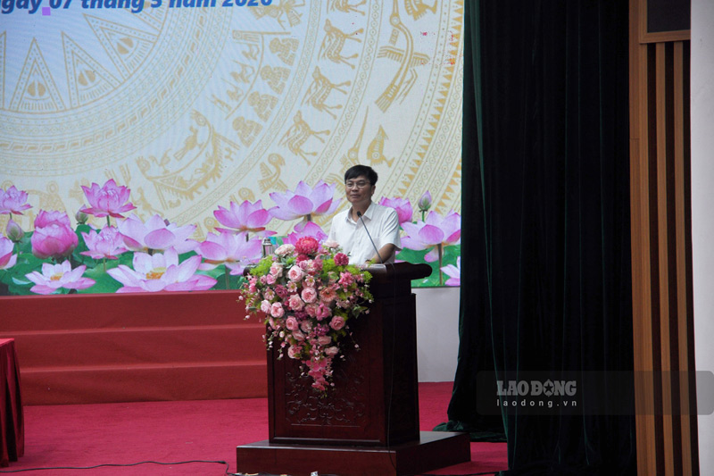 Các sở, ngành cũng tham gia giải đáp thắc mắc cho người lao động. Ảnh: Đinh Đại