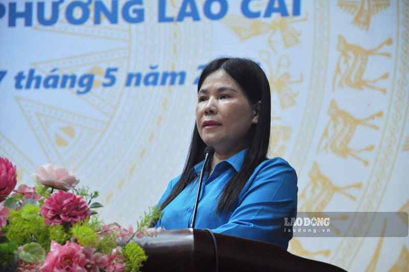 Chủ tịch Liên đoàn Lao động tỉnh Lào Cai tham gia giải đáp nhiều vấn đề được quan tâm. Ảnh: Đinh Đại