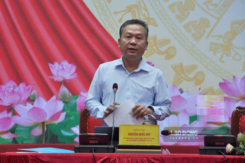 Bí thư Đảng ủy phường Lào Cai Nguyễn Quốc Huy tham gia buổi đối thoại với đoàn viên, người lao động trên địa bàn. Ảnh: Đinh Đại