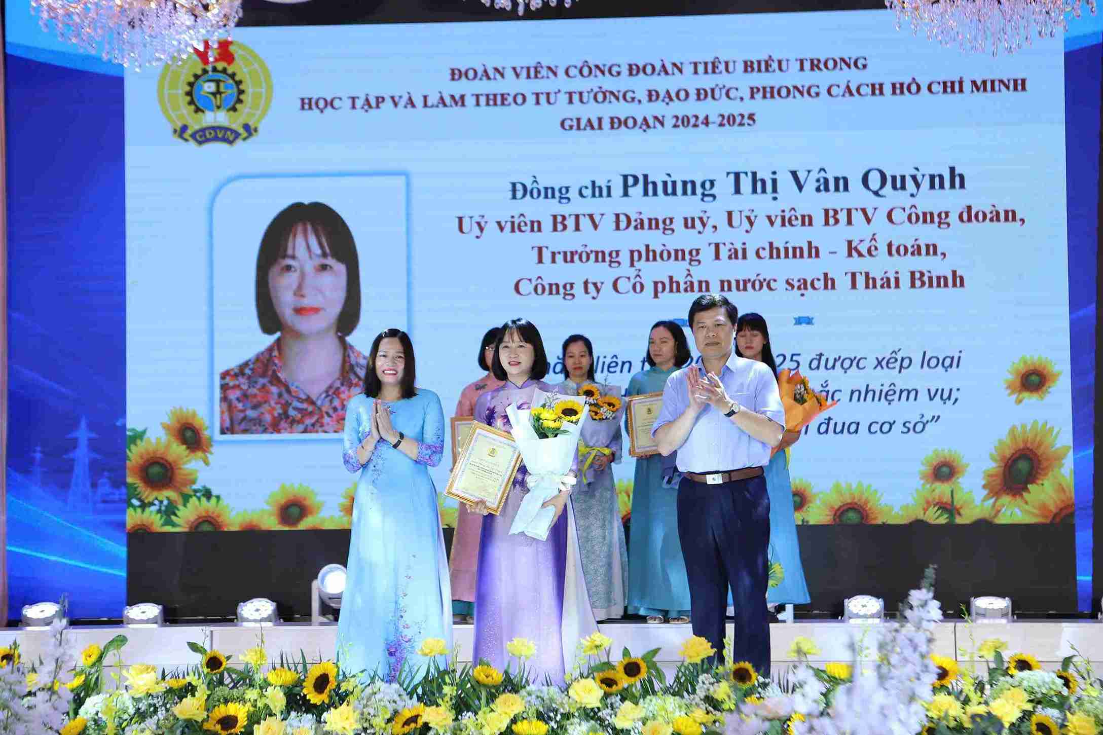 Hung Yen Provincial Labor Federation commended typical union members and workers at the launching ceremony. Photo: Mai Huong