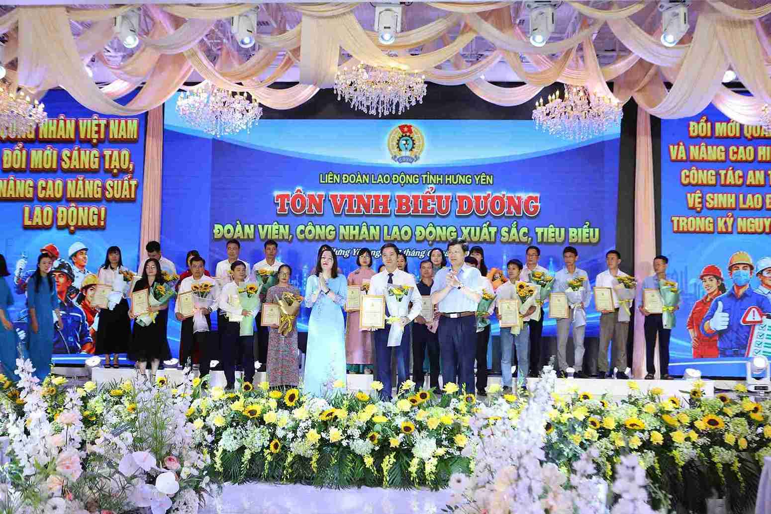 Các đoàn viên công đoàn được tôn vinh vì có nhiều sáng kiến, cải tiến trong lao động sản xuất trong Tháng Công nhân. Ảnh: Mai Hương