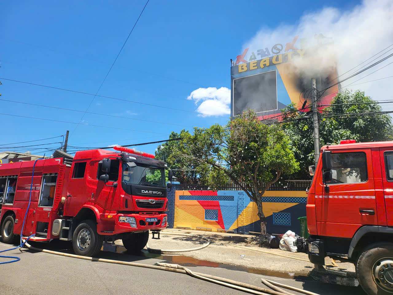 A large fire occurred at a karaoke bar in Duc Trong commune. Photo: Tuan My