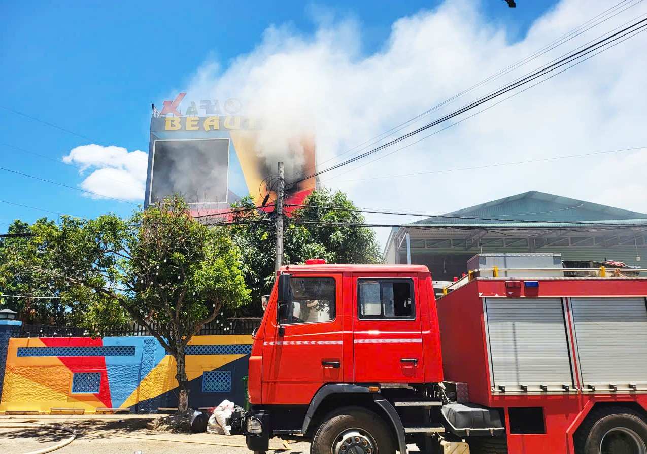 Xe chữa cháy được huy động tới hiện trường dập lửa khống chế vụ cháy. Ảnh: Tuấn Mỹ 