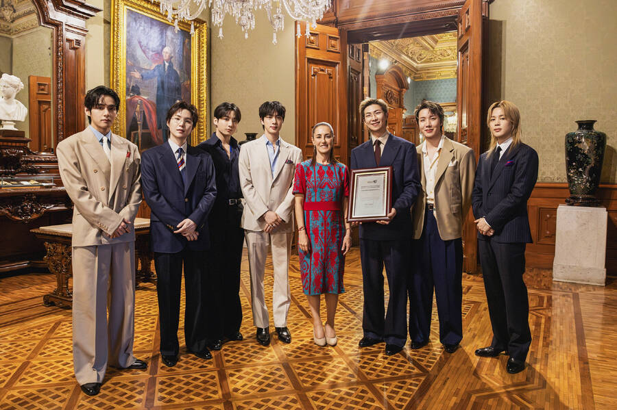 Nhóm BTS gặp gỡ Tổng thống Me