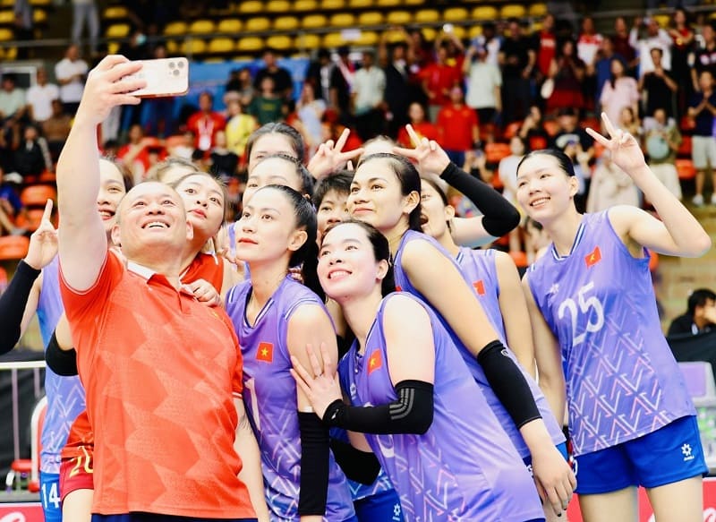 L'expert en condition physique Karl Lim a travaillé avec l'équipe nationale féminine de volleyball du Vietnam en 2025. Photo: Minh Dân