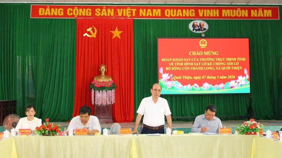 Mr. Nguyen Van Tuan - Member of the Standing Committee of the Provincial Party Committee, Standing Vice Chairman of Vinh Long Provincial People's Council delivered a concluding speech at the working session on the landslide situation in Quoi Thien commune. Photo: Hoang Loc