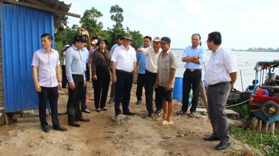 Đoàn khảo sát của Thường trực HĐND tỉnh Vĩnh Long kiểm tra thực tế tình hình sạt lở tại cồn Thanh Long, xã Quới Thiện. Ảnh: Hoàng Lộc