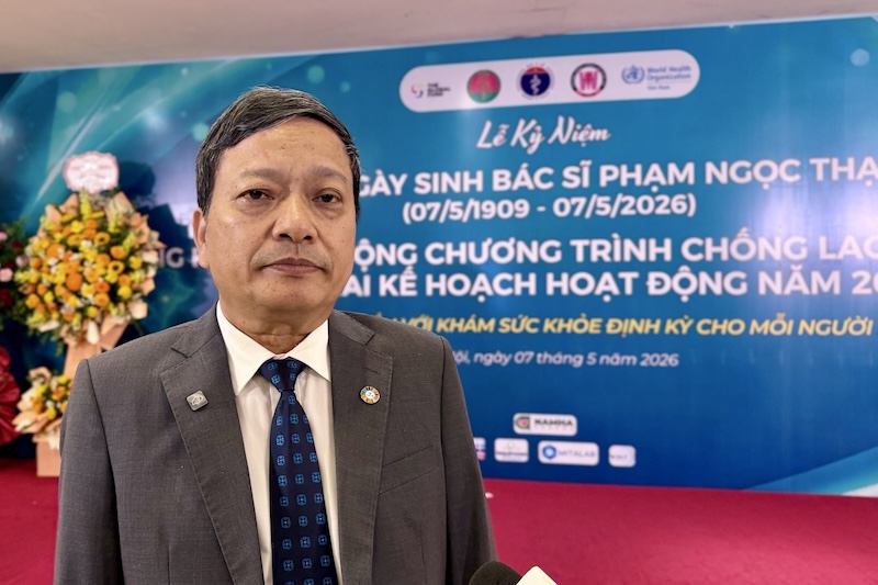 TS.BSCC Đinh Văn Lượng - Giám đốc Bệnh viện Phổi Trung ương trả lời phỏng vấn bên lề hội nghị. Ảnh: Thùy Linh