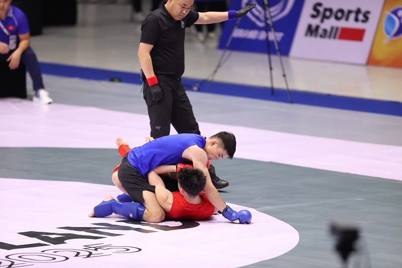 선수들은 MMA 종합격투기 종목에 참가할 공식 티켓을 놓고 아시안 게임 20 예선에 참가합니다. 사진: 민단