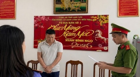 Cơ quan chức năng thi hành lệnh bắt tạm giam đối với bị can Lê Văn Tùng. Ảnh: Công an Lạng Sơn