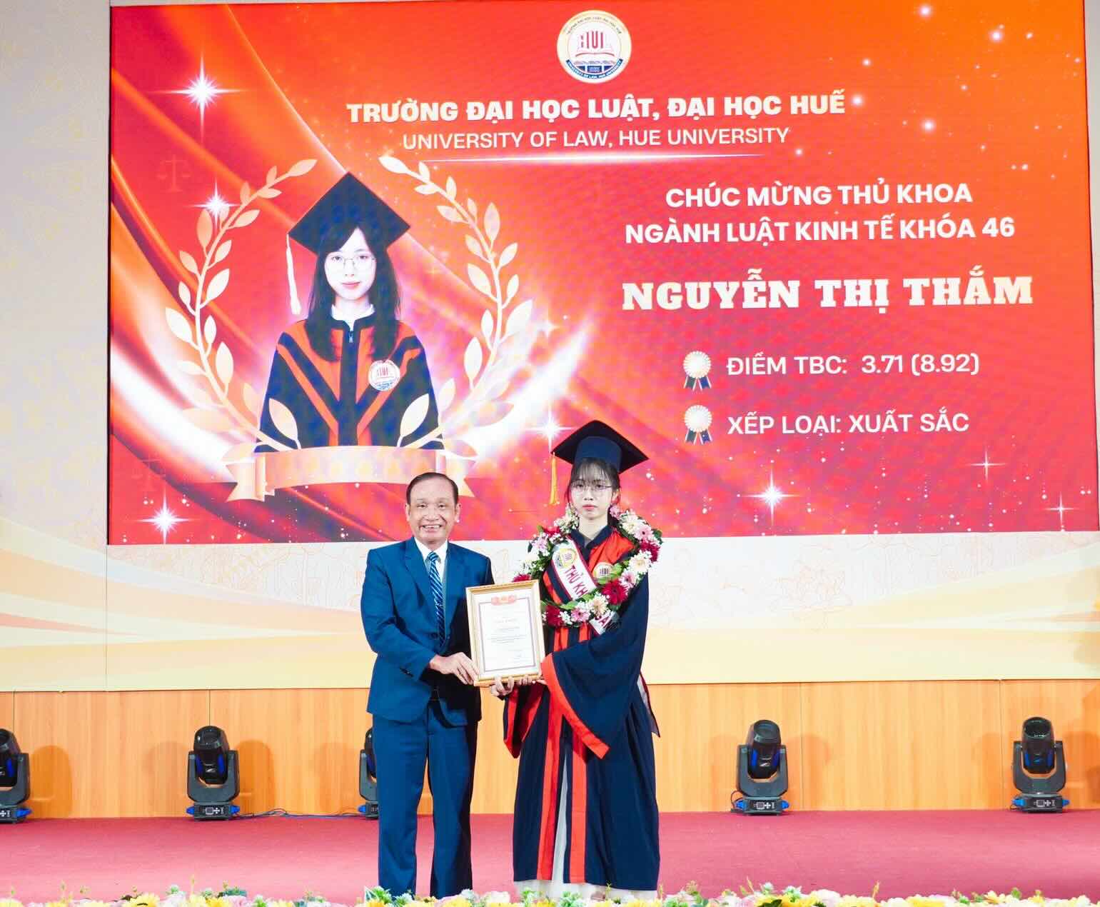 Assoc. Prof. Dr. Doan Duc Luong - Rector of University of Medicine and Pharmacy, Hue University congratulates excellent graduates. Photo: Hoang Huong.