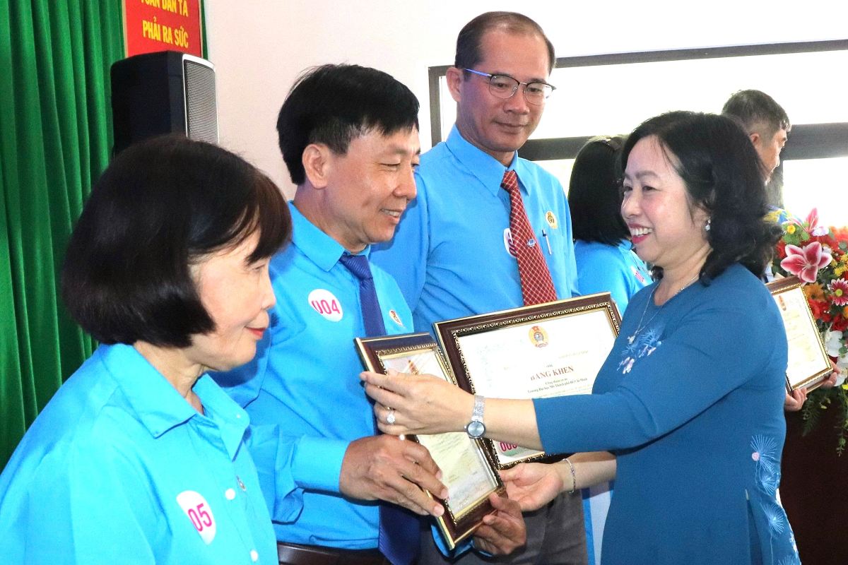 Phó Chủ tịch Thường trực Tổng LĐLĐ Việt Nam Thái Thu Xương trao bằng khen cho các gương tiêu biểu về học tập và làm theo Bác. Ảnh: Nam Ngọc