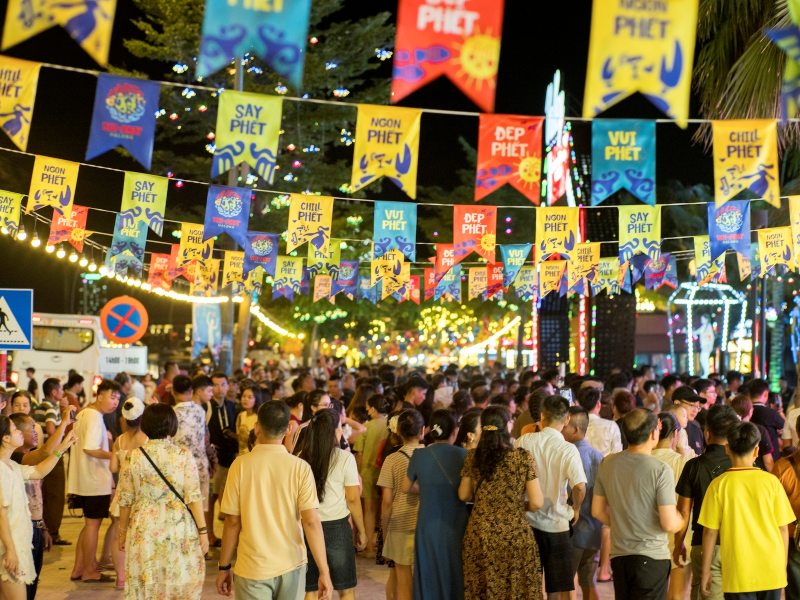 Tổ hợp VUI-Fest Hạ Long - “ngòi nổ” tạo nên sức sống sôi động cho du lịch Bãi Cháy sau hoàng hôn. Ảnh: Ánh Dương.  
