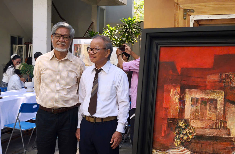 Hoạ sĩ Vũ Dương (bên phải) tại buổi ra mắt sách. Ảnh: Tường Minh