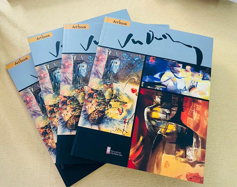 Painting book "drawing life with emotions" by artist Vu Duong. Photo: Tuong Minh