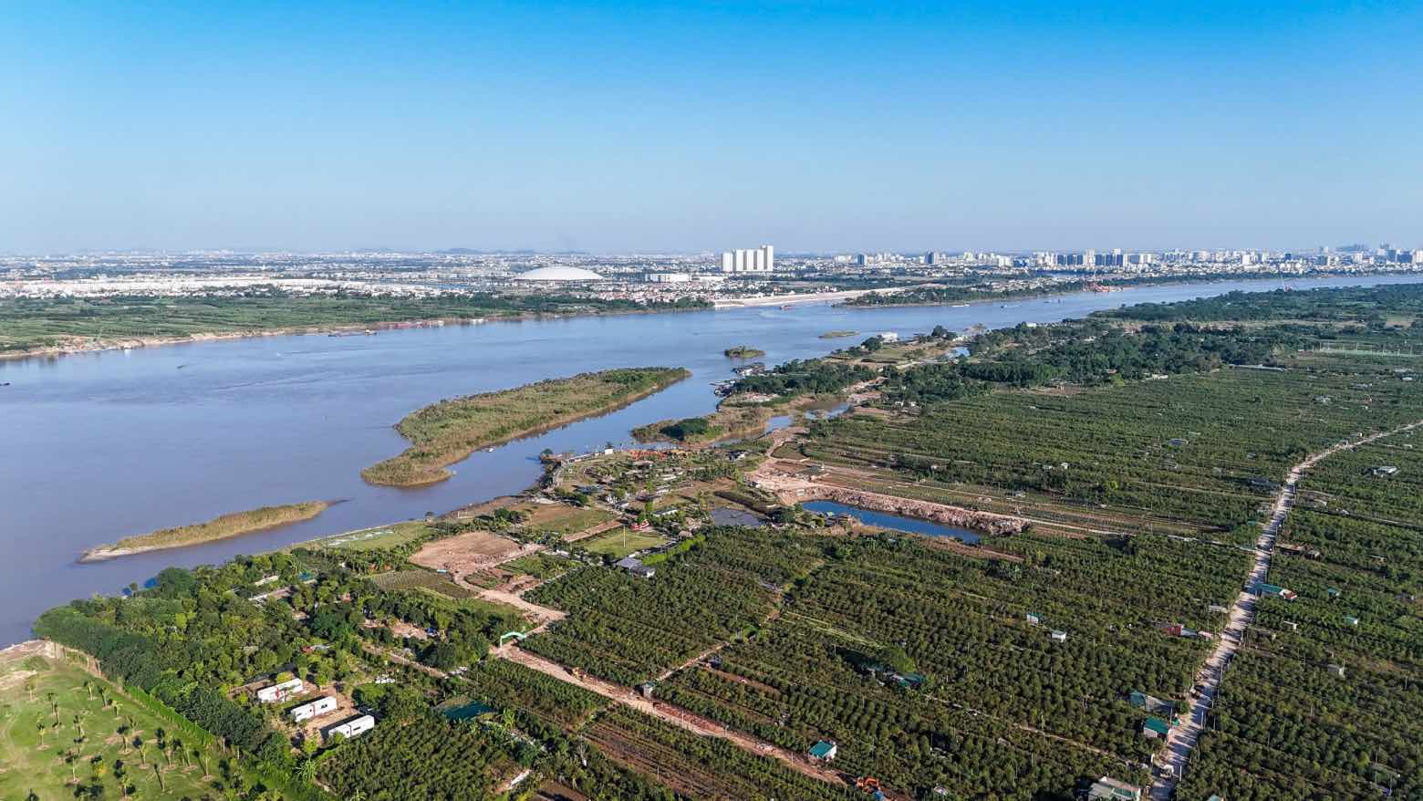 Step by step relocate, arrange, and re-plan the entire residential area outside the Red River dike. Photo: Song Huu