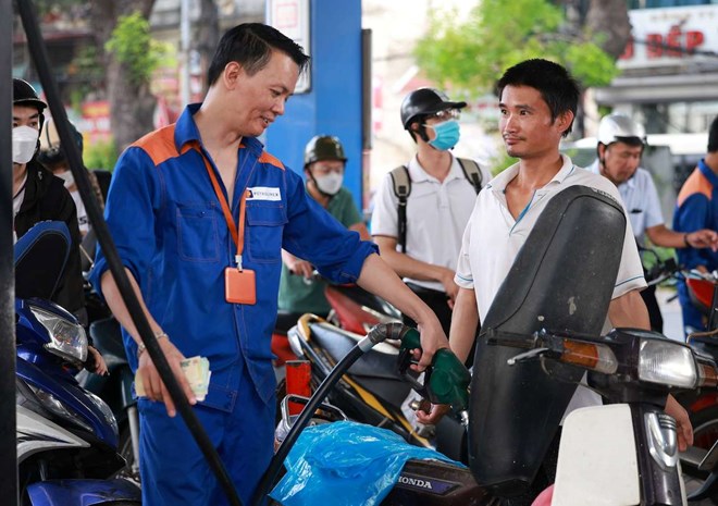 In this afternoon's gasoline and oil price adjustment period, diesel oil prices decreased by 678 VND/liter. Photo: Hai Nguyen