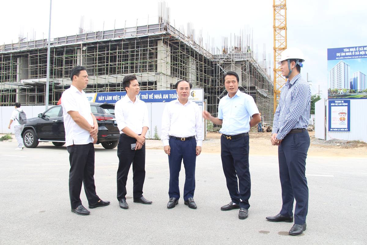 Deputy Minister of Construction Nguyen Van Sinh inspects the progress of the social housing project at VSIP Industrial Park (Bac Ninh). Photo: Linh Ngoc