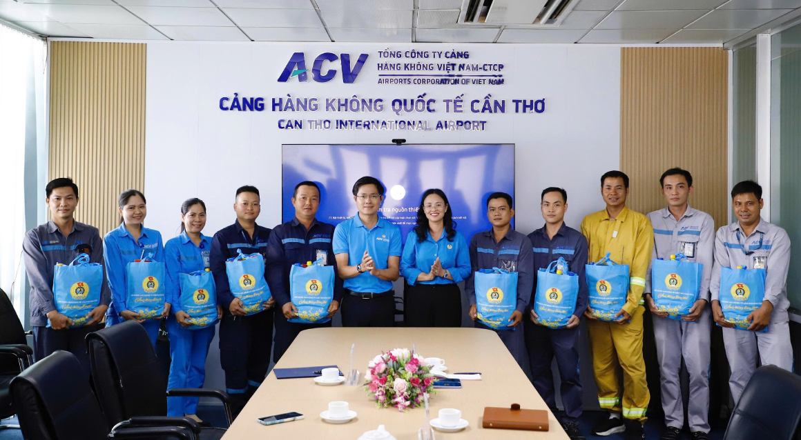 Bà Lê Thị Sương Mai - Chủ tịch LĐLĐ TP Cần Thơ tặng quà cho công nhân. Ảnh: Vân Hồng