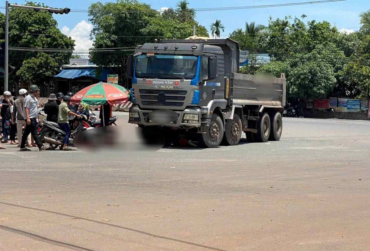 Scene of the accident between a dump truck and a motorbike that killed a 4-year-old child. Photo: Reader provided