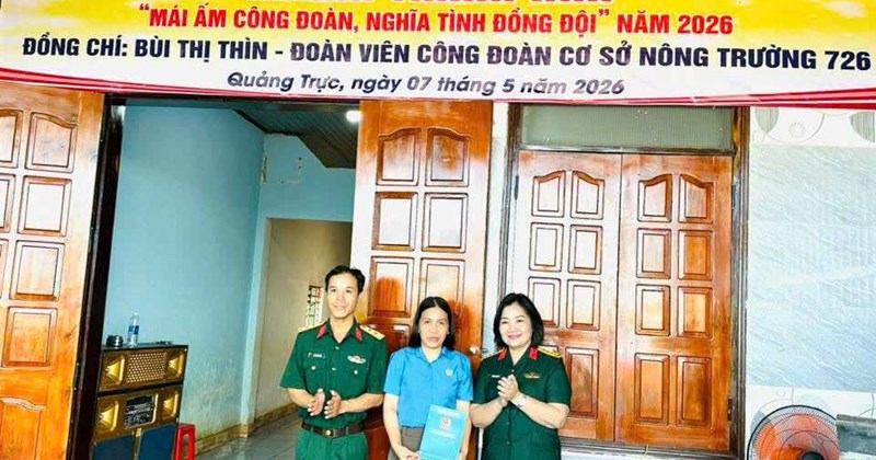 Trao "Ngôi nhà ấm" cho công nhân khó khăn tại Nông trường 726